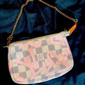 Mini leather Louis Vuitton Pochette.